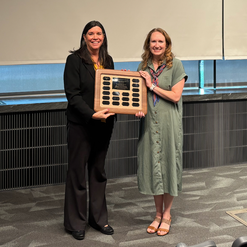 Carole Ivey presenting the Alumni award 2025 to Caitlyn Berry