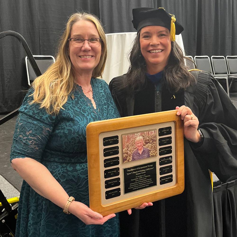 Deanna Dambrose receiving the Jayne T. Shepherd “Making a Difference” Alumni Award